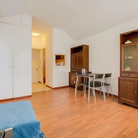 Apartamento Delightful In With Garden